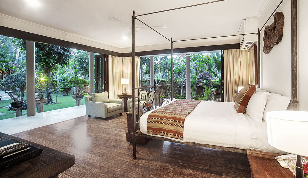Villa Avalon Main House - Downstairs master bedroom with garden view