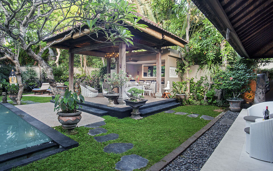 Villa Avalon Guest House - View across garden from guest suites